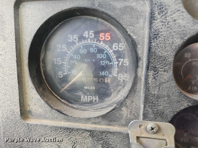 image for item DT6932 1985 International F2275 semi truck