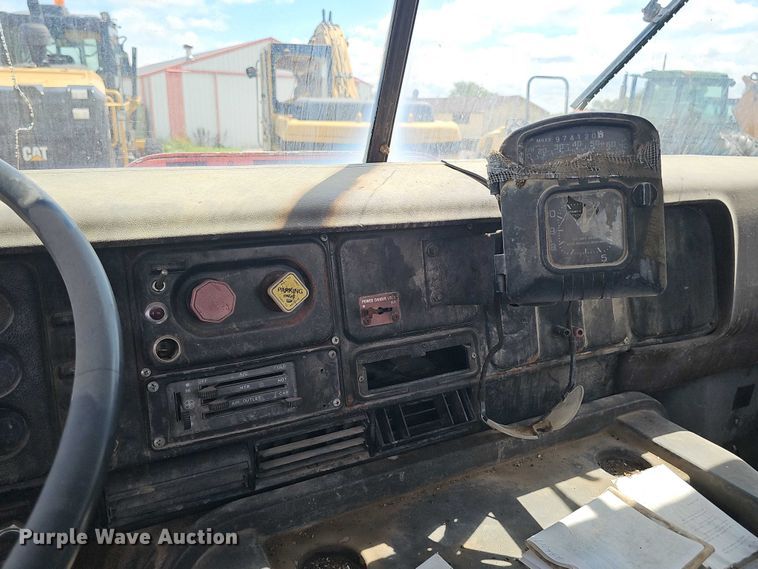 image for item DT6932 1985 International F2275 semi truck