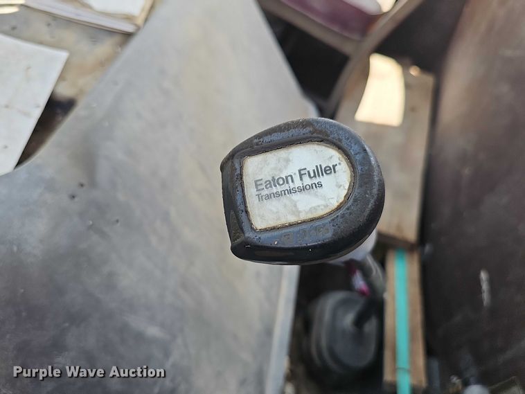 image for item DT6932 1985 International F2275 semi truck