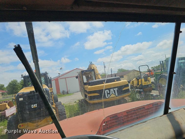 image for item DT6932 1985 International F2275 semi truck