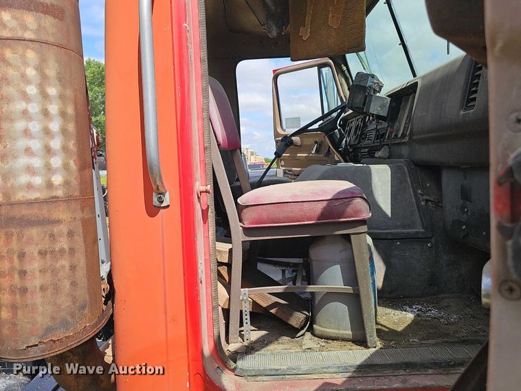 image for item DT6932 1985 International F2275 semi truck