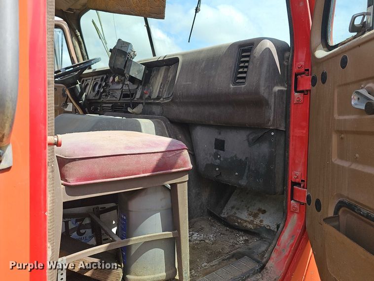 image for item DT6932 1985 International F2275 semi truck