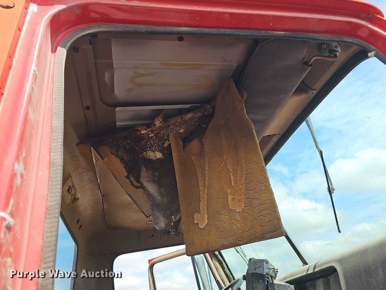 image for item DT6932 1985 International F2275 semi truck