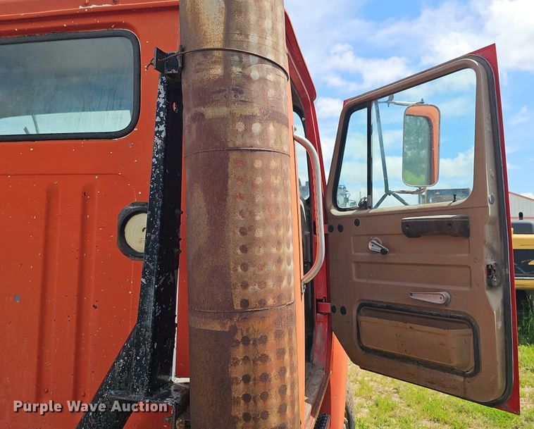 image for item DT6932 1985 International F2275 semi truck