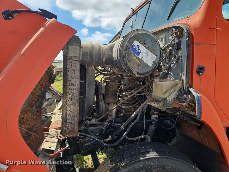 image for item DT6932 1985 International F2275 semi truck