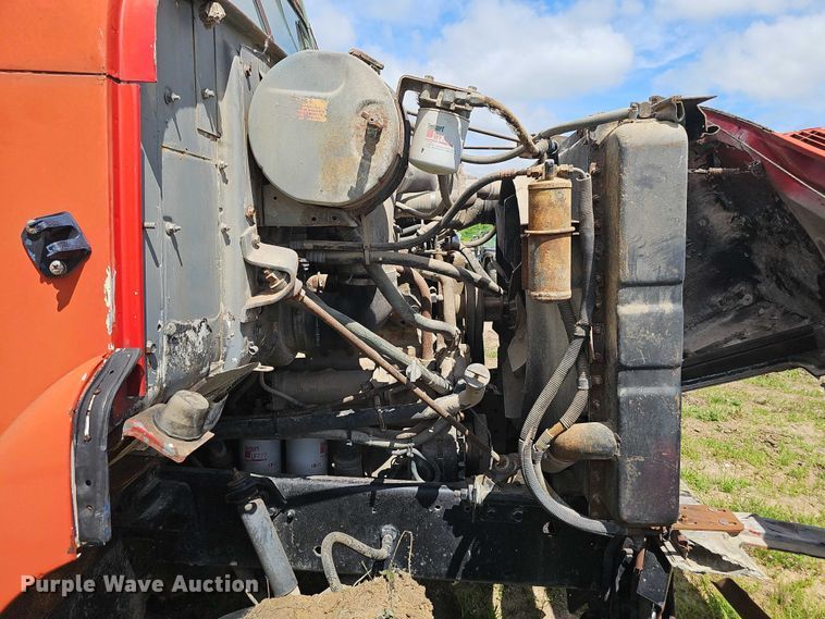 image for item DT6932 1985 International F2275 semi truck