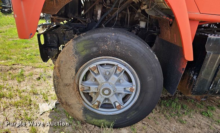 image for item DT6932 1985 International F2275 semi truck