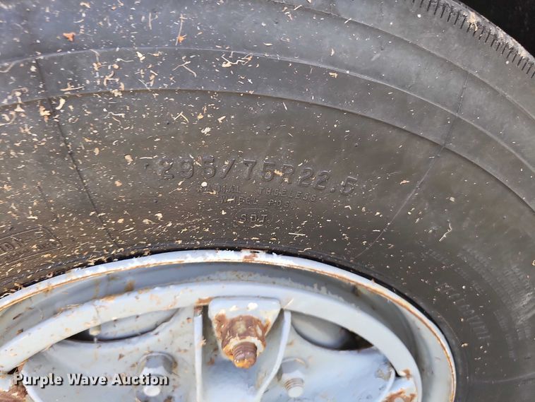 image for item DT6932 1985 International F2275 semi truck