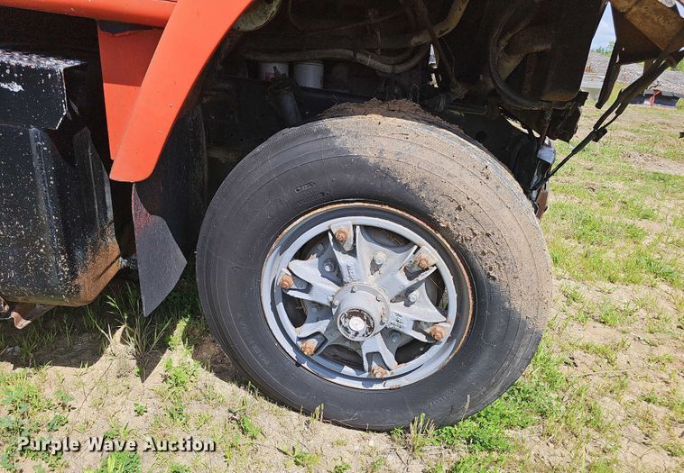 image for item DT6932 1985 International F2275 semi truck