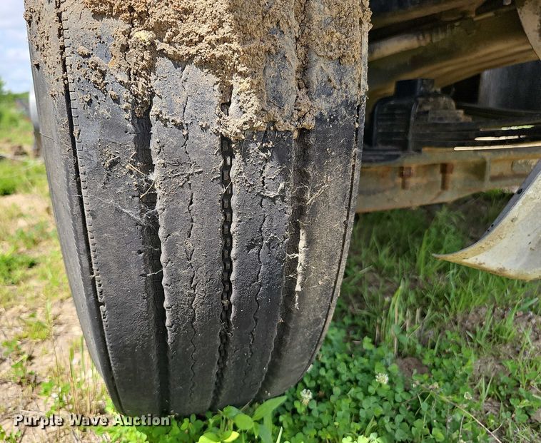 image for item DT6932 1985 International F2275 semi truck