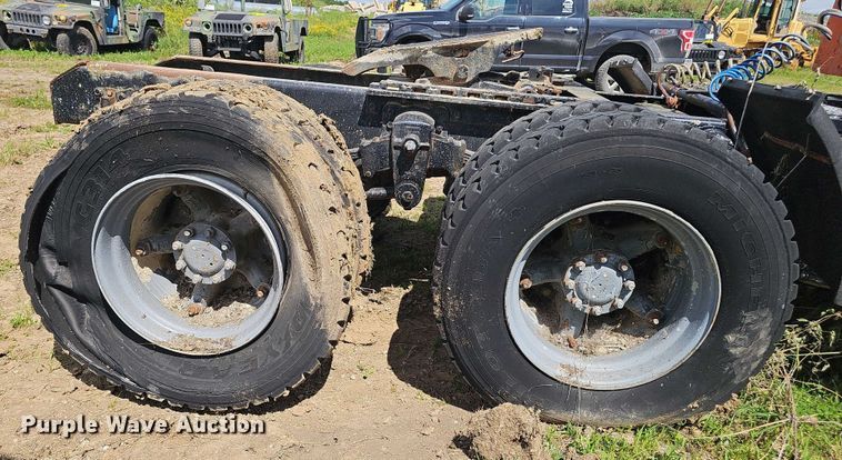 image for item DT6932 1985 International F2275 semi truck