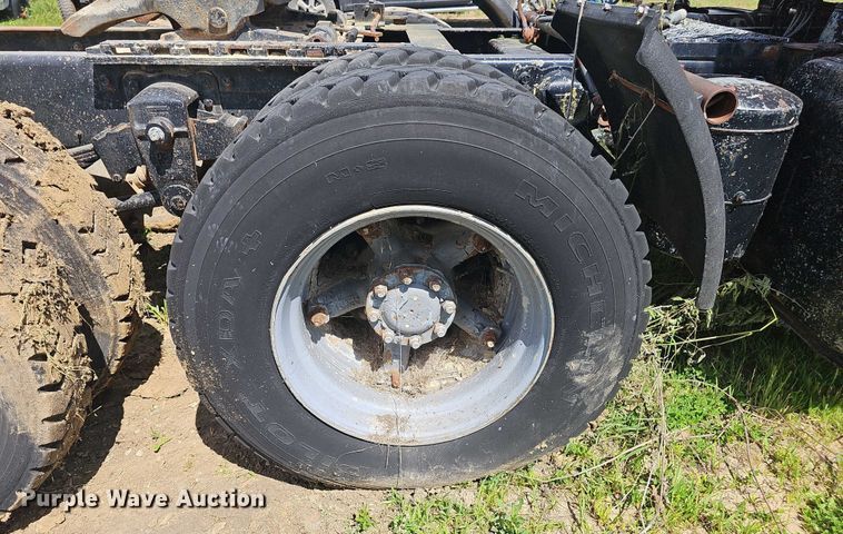 image for item DT6932 1985 International F2275 semi truck