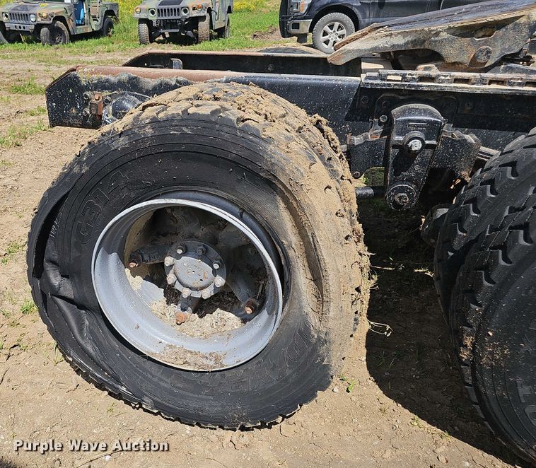 image for item DT6932 1985 International F2275 semi truck