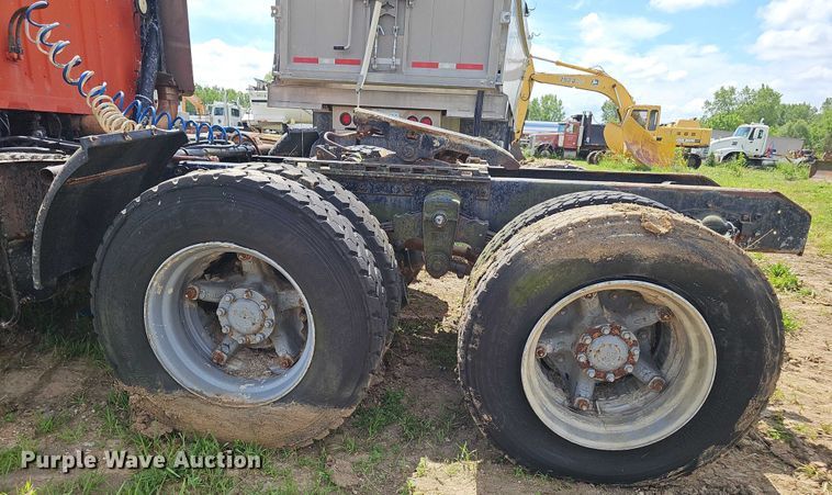 image for item DT6932 1985 International F2275 semi truck