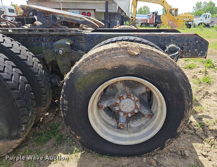 image for item DT6932 1985 International F2275 semi truck