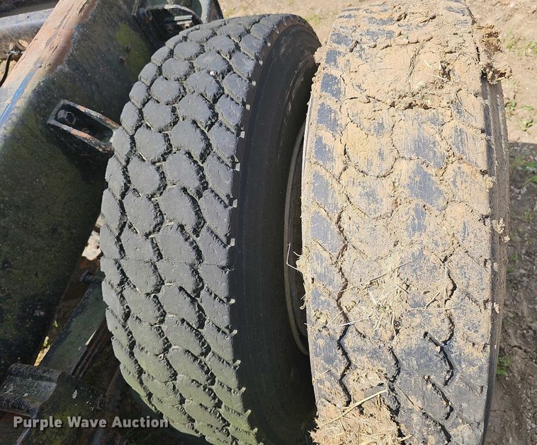 image for item DT6932 1985 International F2275 semi truck