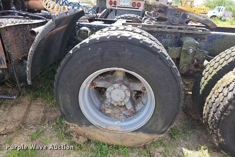 image for item DT6932 1985 International F2275 semi truck