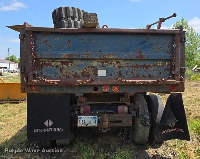 image for item DT6946 1985 International S1700 dump truck