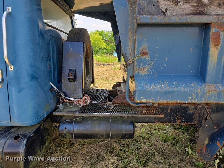 image for item DT6946 1985 International S1700 dump truck