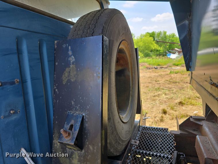 image for item DT6946 1985 International S1700 dump truck