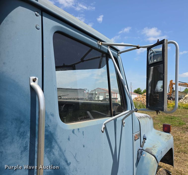 image for item DT6946 1985 International S1700 dump truck