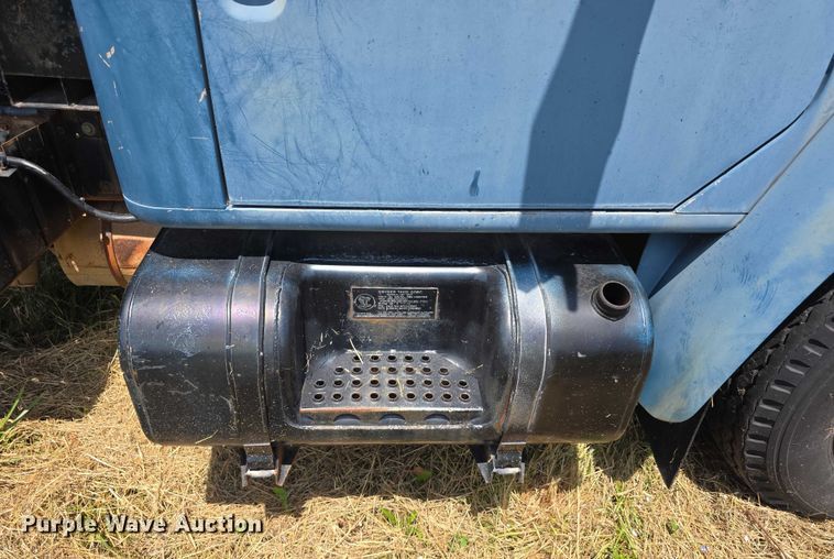 image for item DT6946 1985 International S1700 dump truck