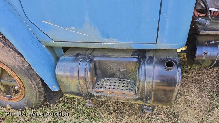 image for item DT6946 1985 International S1700 dump truck