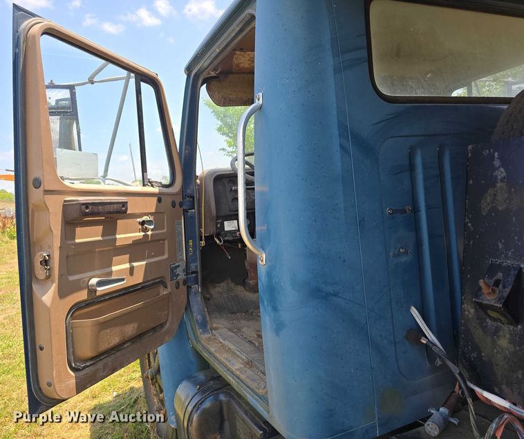 image for item DT6946 1985 International S1700 dump truck