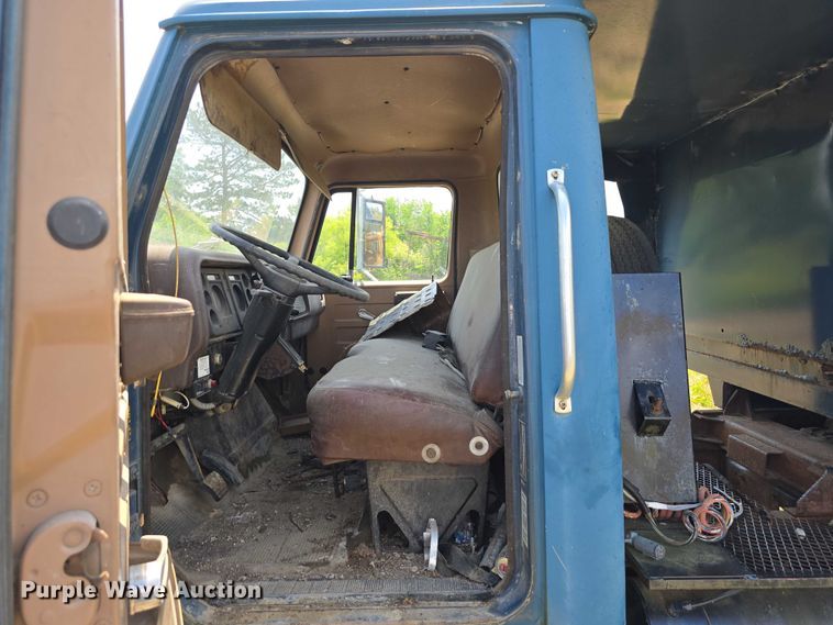 image for item DT6946 1985 International S1700 dump truck