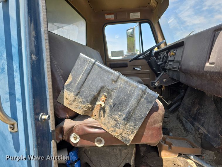 image for item DT6946 1985 International S1700 dump truck