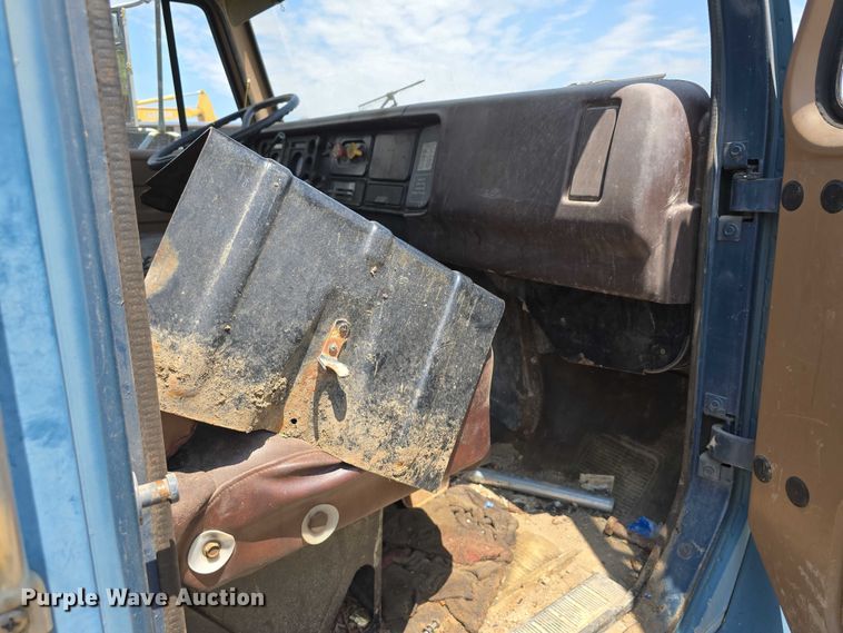 image for item DT6946 1985 International S1700 dump truck
