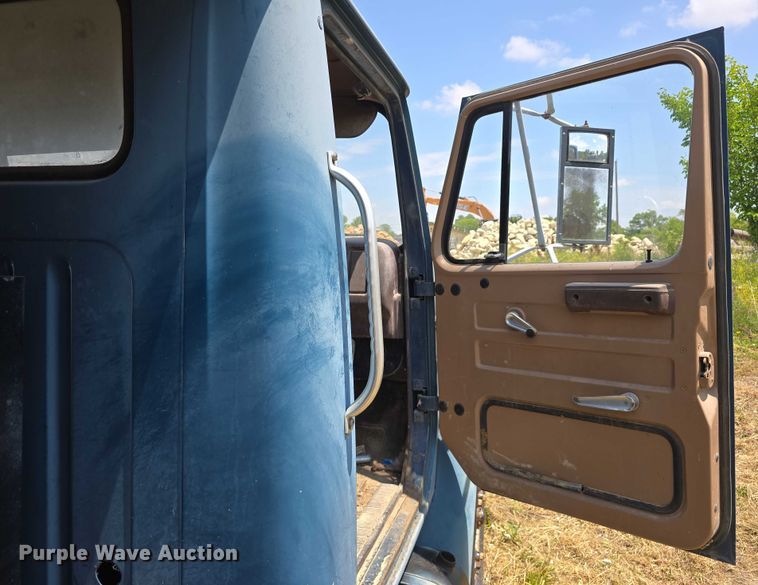 image for item DT6946 1985 International S1700 dump truck