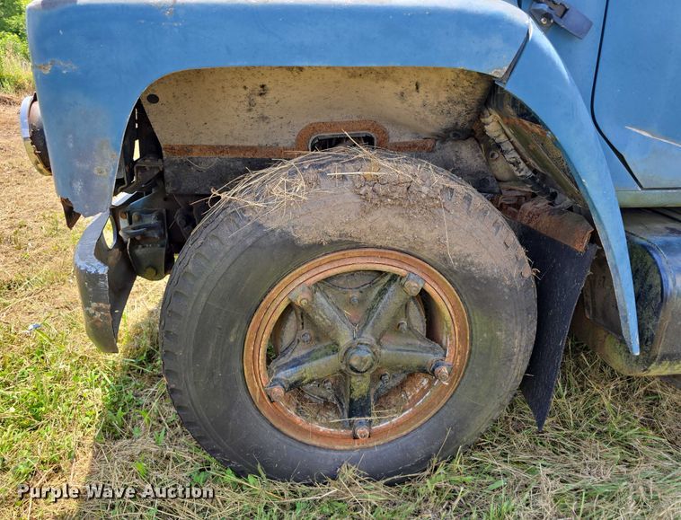 image for item DT6946 1985 International S1700 dump truck