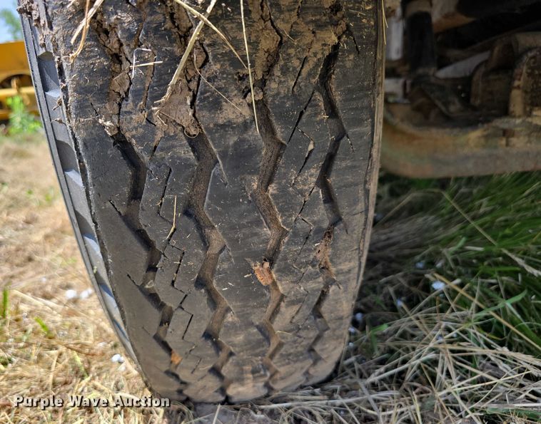 image for item DT6946 1985 International S1700 dump truck