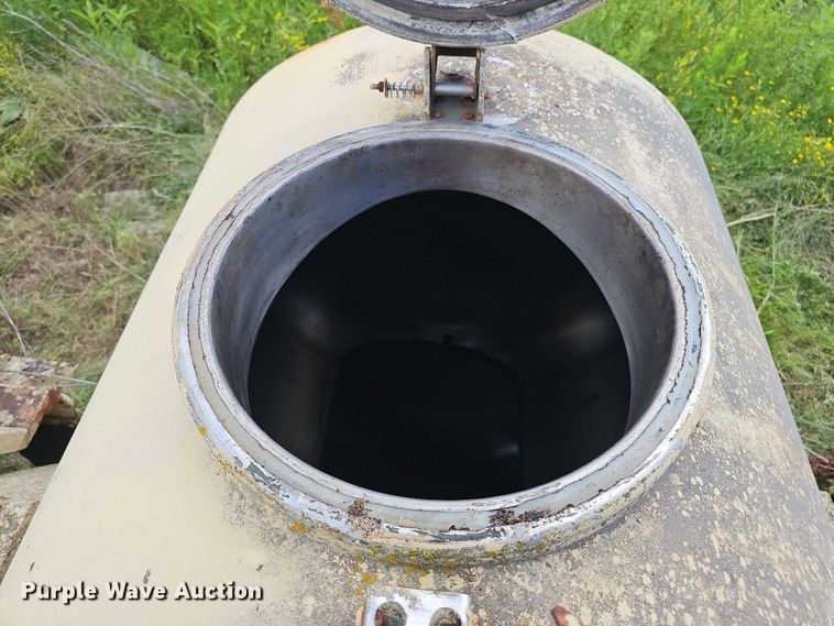 image for item DT6953 (3) tank trailers