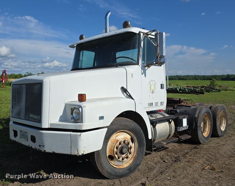 image for item DT6956 1992 White GMC WG Series semi truck