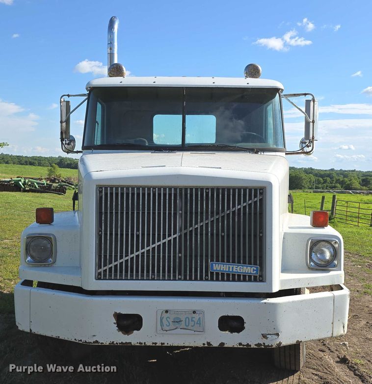 image for item DT6956 1992 White GMC WG Series semi truck