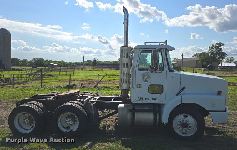 image for item DT6956 1992 White GMC WG Series semi truck