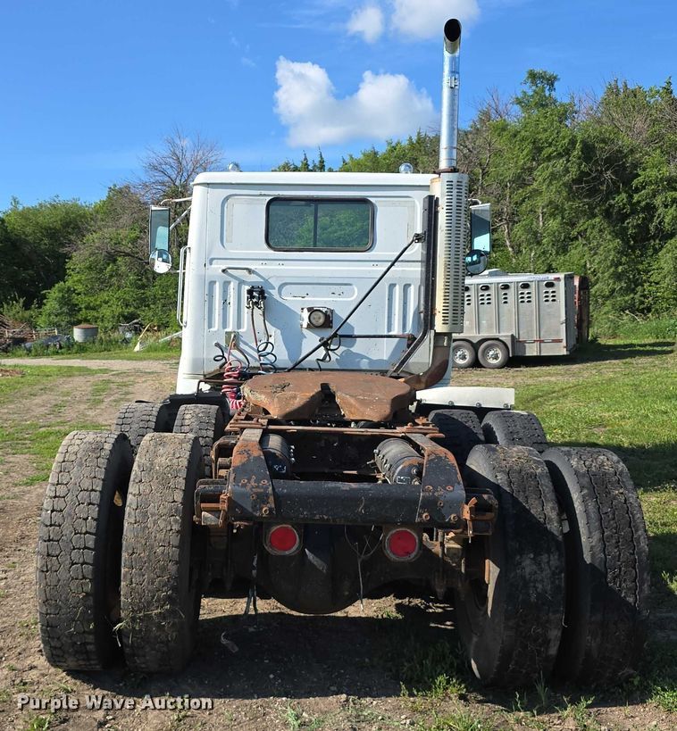 image for item DT6956 1992 White GMC WG Series semi truck