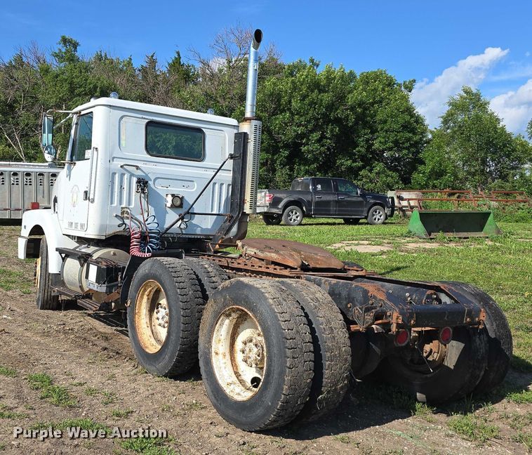 image for item DT6956 1992 White GMC WG Series semi truck