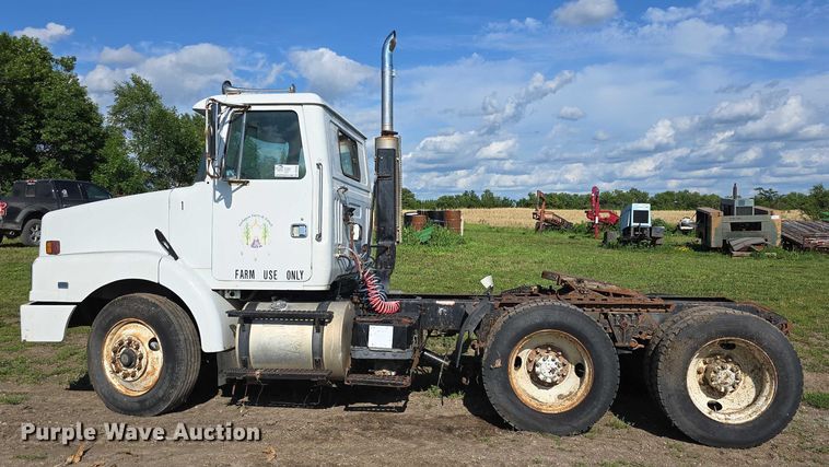 image for item DT6956 1992 White GMC WG Series semi truck