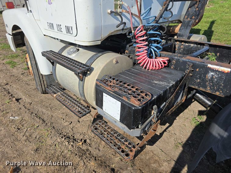 image for item DT6956 1992 White GMC WG Series semi truck