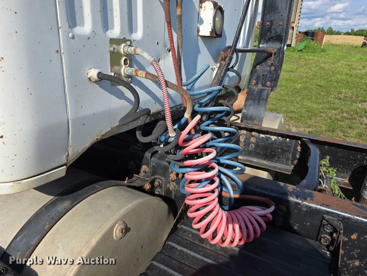 image for item DT6956 1992 White GMC WG Series semi truck