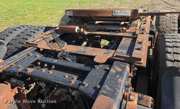 image for item DT6956 1992 White GMC WG Series semi truck