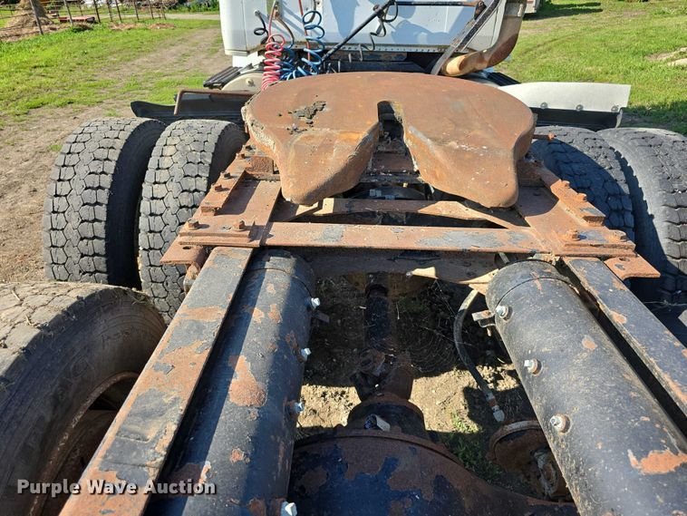 image for item DT6956 1992 White GMC WG Series semi truck