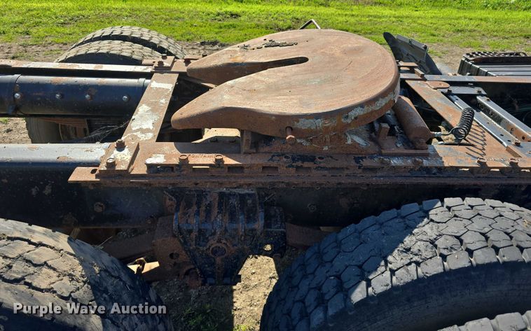 image for item DT6956 1992 White GMC WG Series semi truck