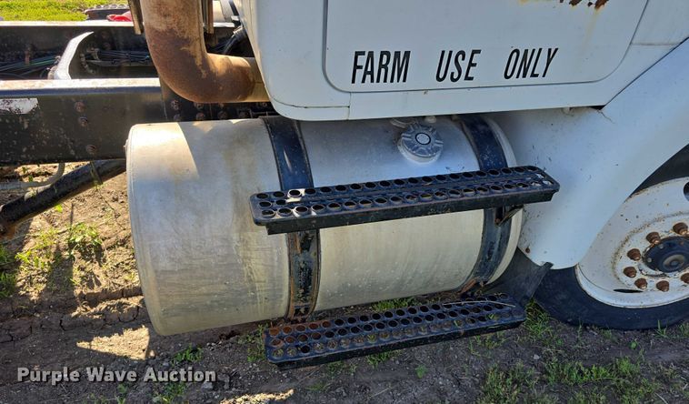 image for item DT6956 1992 White GMC WG Series semi truck