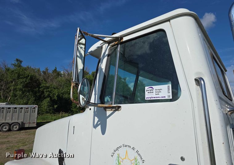 image for item DT6956 1992 White GMC WG Series semi truck