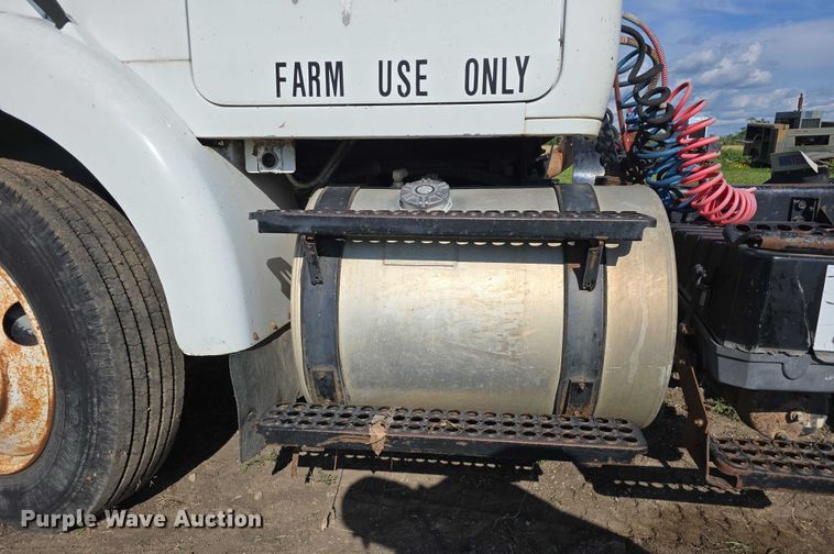 image for item DT6956 1992 White GMC WG Series semi truck