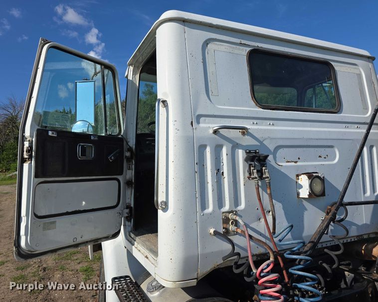 image for item DT6956 1992 White GMC WG Series semi truck